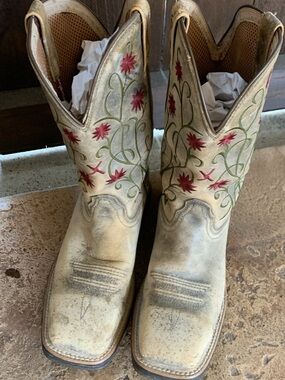 Twisted X Steel Toe Boots Square Toe with Floral Embroidery.